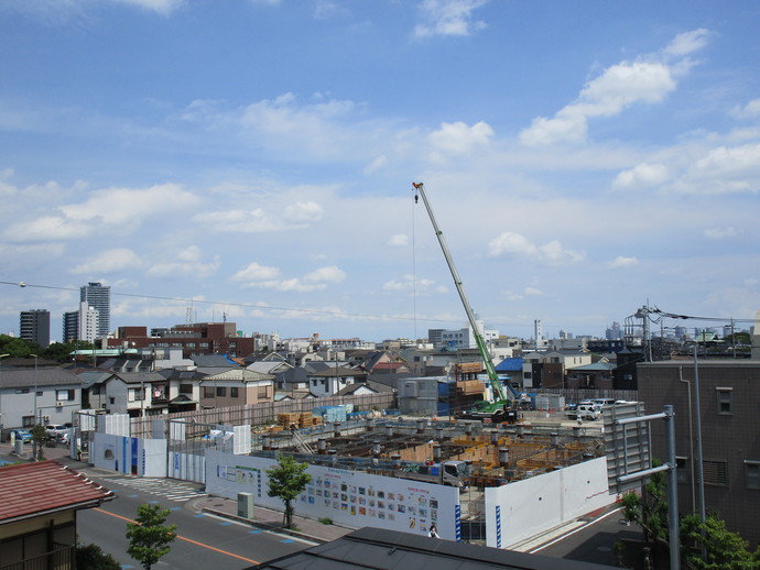 写真:新庁舎建設工事現場遠景（令和4年7月）