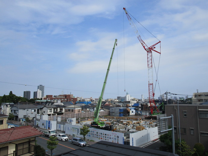 写真:新庁舎建設工事現場遠景（令和4年8月）