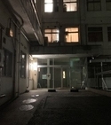 写真:夜の夜間入口