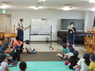 南小学校図書館見学の写真