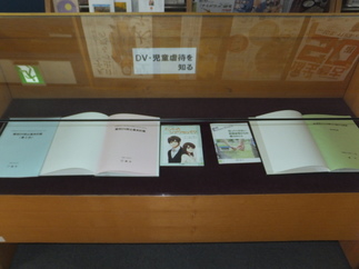 写真：令和3年度11月の2F展示図書