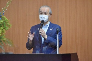 写真:評議員会で話す様子