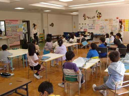 写真：中央小2年生の施設見学の様子