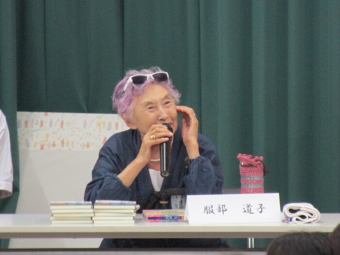 体験談を語っている服部道子さん
