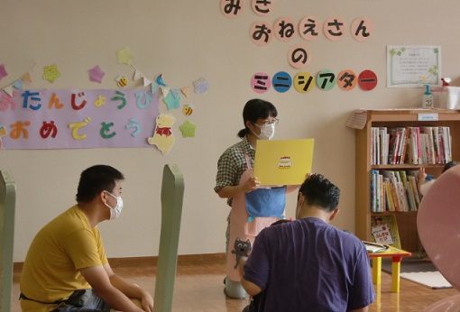 写真:紙芝居の様子