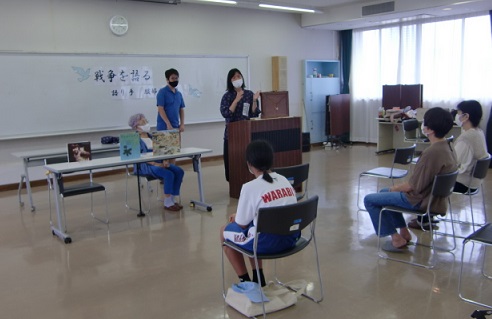 写真　紙芝居の読み聞かせの様子