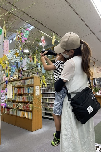 写真：短冊を飾る親子