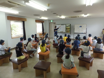 写真2：施設見学の様子