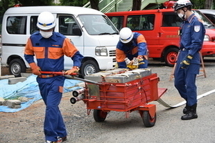 写真1：ホース延長訓練