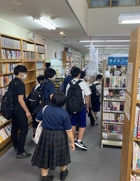 画像：図書館バックヤードツアー2