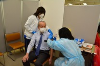 写真：ワクチン接種を受ける市長