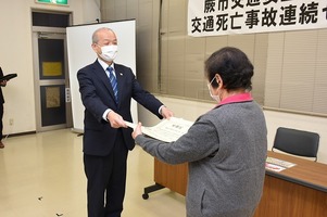 写真:交通死亡事故連続ゼロで新記録を達成し、感謝状贈呈の様子