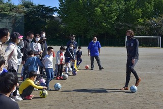 写真：ロバート選手に指導を受ける子どもたち