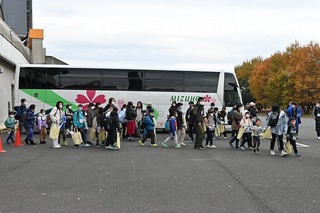 写真：バスで会場に到着した蕨市の皆さん