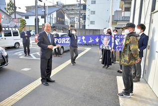写真：庁舎前で話す片岡社長と染太郎の影山さん