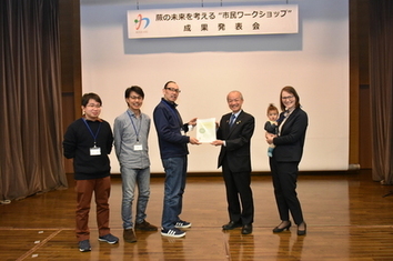 1月29日（日曜日）の成果発表会で各班の代表者から市長に提言書を提出