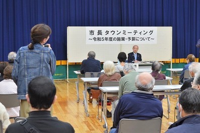 写真:市民体育館での市長タウンミーティングの様子