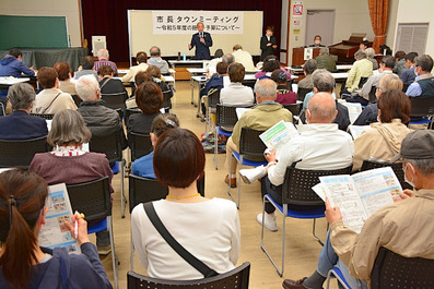 写真:中央公民館での市長タウンミーティングの様子