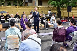 写真:あいさつする頼高市長