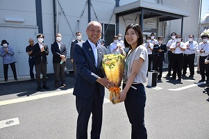 写真:初登庁で花束を受け取る頼高市長