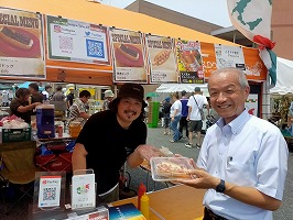 写真:買い物する頼高市長