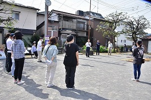 写真:あいさつする頼高市長と市民の皆さん