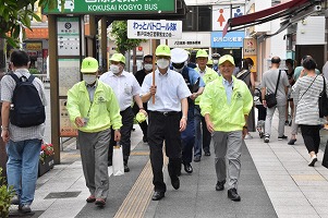 写真:パトロールする頼高市長