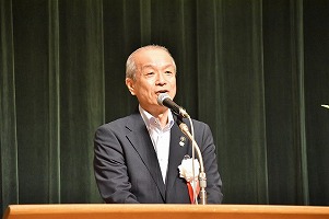 写真:あいさつする頼高市長