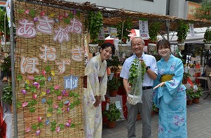 写真:あさがおを買っている頼高市長