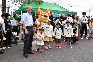 写真:頼高市長と子ども駅長たち