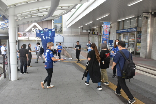 写真：熊谷駅前でのPR