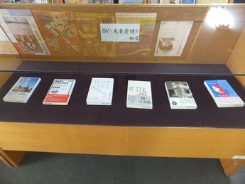 写真：2F展示図書コーナー