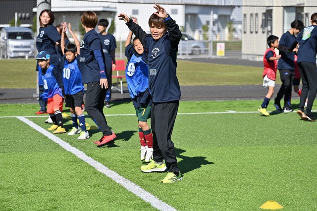 写真：試合前に選手が行う準備運動を子ども達も体験