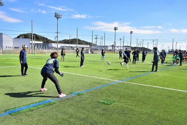 写真：選手からパスをもらってシュート！キーパーとの真剣勝負！（2）