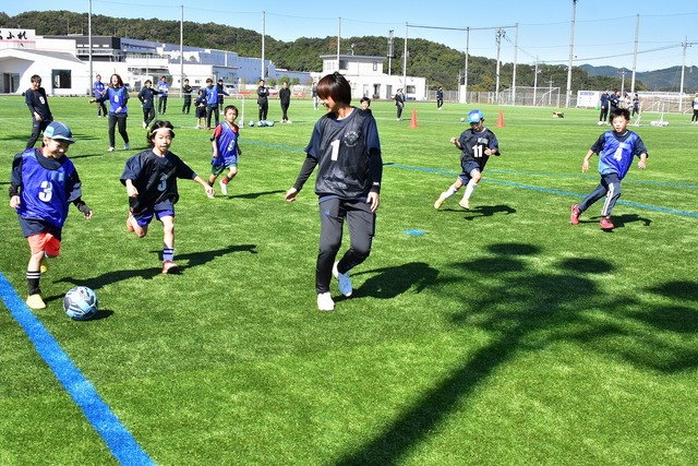 写真：サッカーをしようセクションでは、ミニゲームやフルピッチで走り回る子ども達（1）