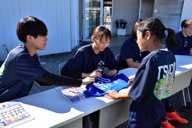 写真：最後はサイン会も実施