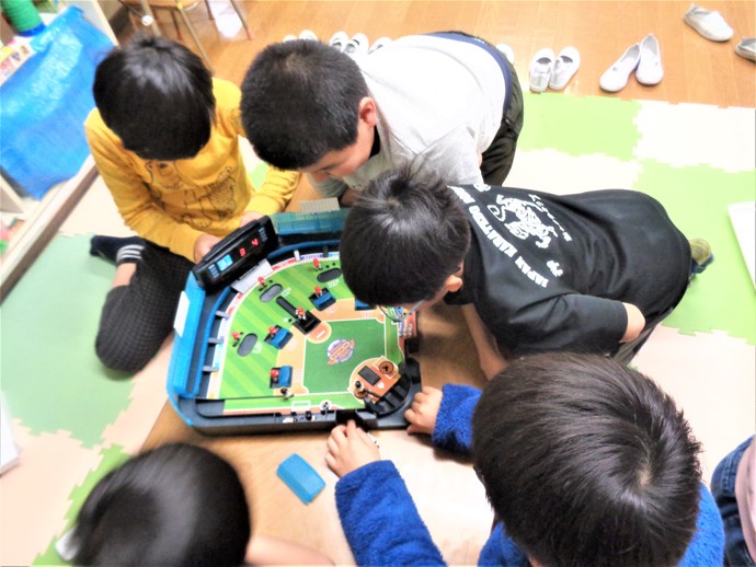 新しいおもちゃで遊んでいる様子