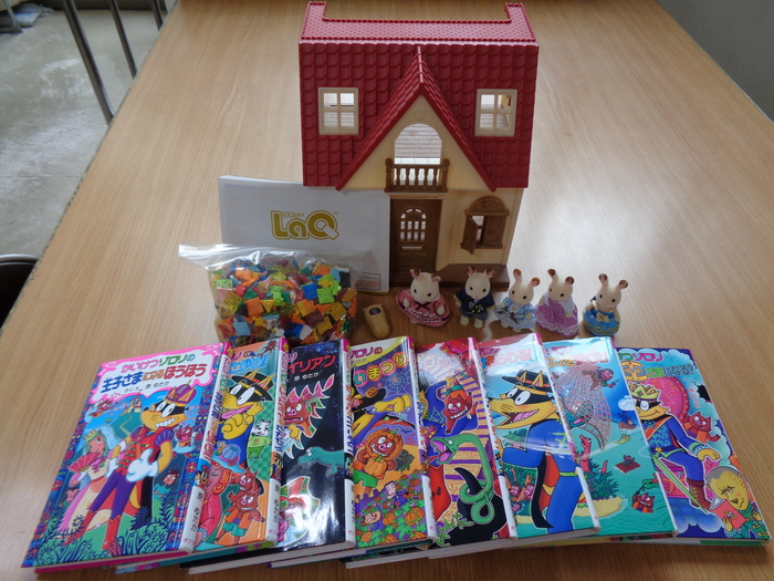 寄付して頂いたおもちゃと児童書