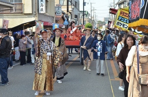 写真:織姫道中パレードに参加する市長