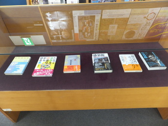 写真：2F展示図書コーナー