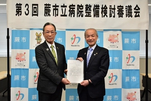 写真:答申を受け取る市長
