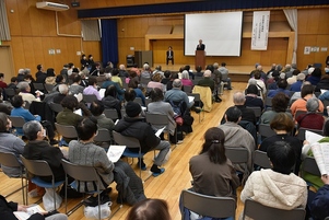 写真:あいさつする市長と会場の様子