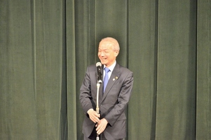 写真:あいさつする市長