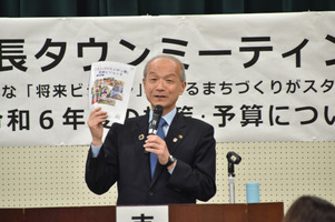 写真:説明する市長