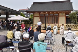 写真:あいさつする市長
