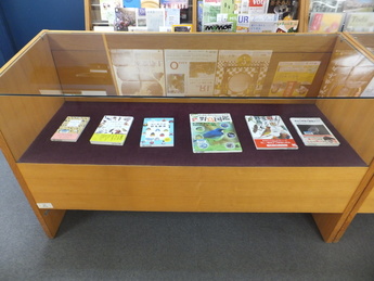 写真：2F展示図書コーナー