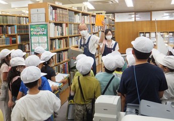 写真：図書館見学