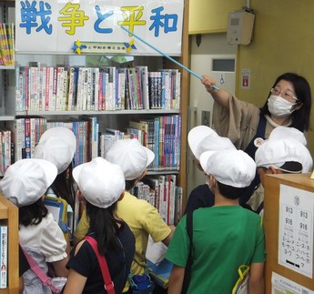 写真：図書館見学