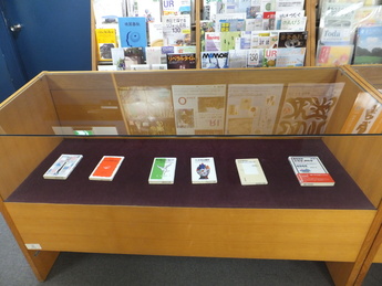 写真：2F展示図書コーナー