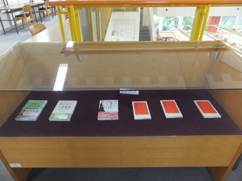 写真：2F展示図書コーナー